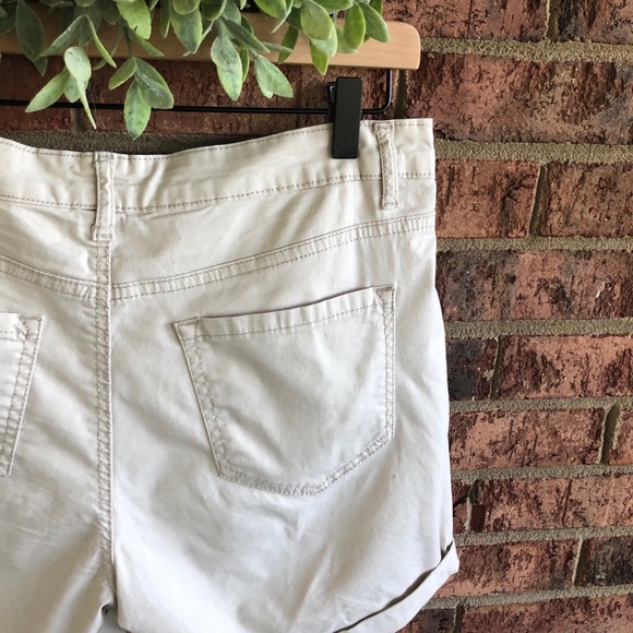 ✨5/$15 { VINTAGE AMERICA BLUES } Tan Kahki Mid Thigh Short - Picture 11 of 12